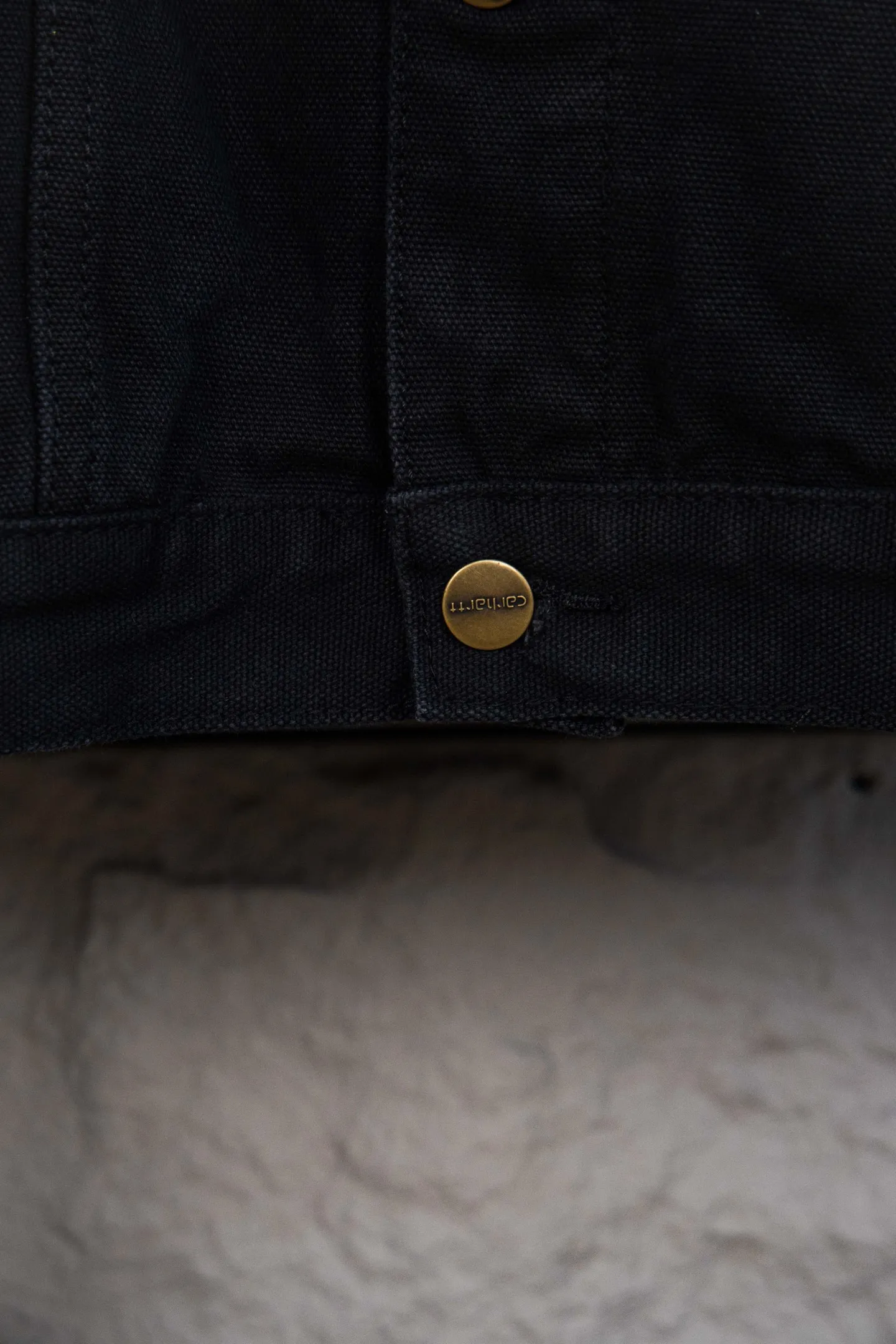 Style number: M Independent CARHARTT Retro distressed heavy-duty washed Carhartt Vintage 90S J 10 Detroit trucker jacket three-color heavy-duty jacket without original label (flat replacement Series) The fabric is made of high-weight Quality pure cotton Canvas. The weight of the clothes is 1.5Kg - the body effect is invincible - the platform is private. The overall color has been washed and aged to the best, and the various small details of damage are very good! Very rare inner felt, warm and comfortable, very handsome, real Boxy short and wide version! Color: Black Gray Size: S-XL
